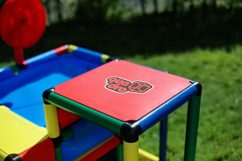 Red QUADRO platform positioned beside a compact blue pool